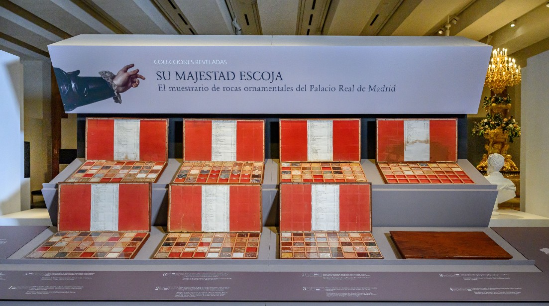 Montaje del muestrario en la Galería de las Colecciones Reales